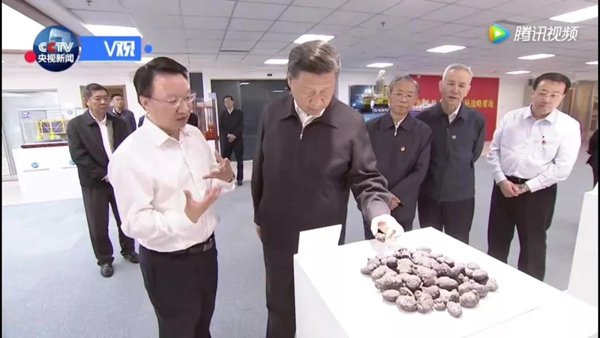 习近平总书记来到青岛海洋科学与技术试